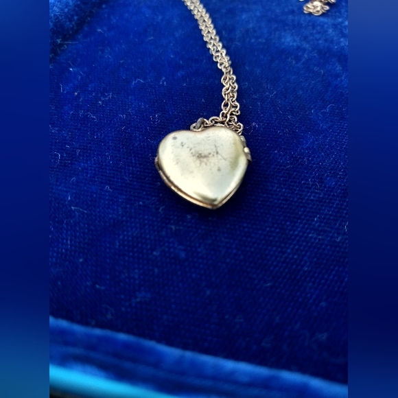 Vintage Gold Toned Heart Shaped Locket, Red Jewel Accent - Picture 7 of 7